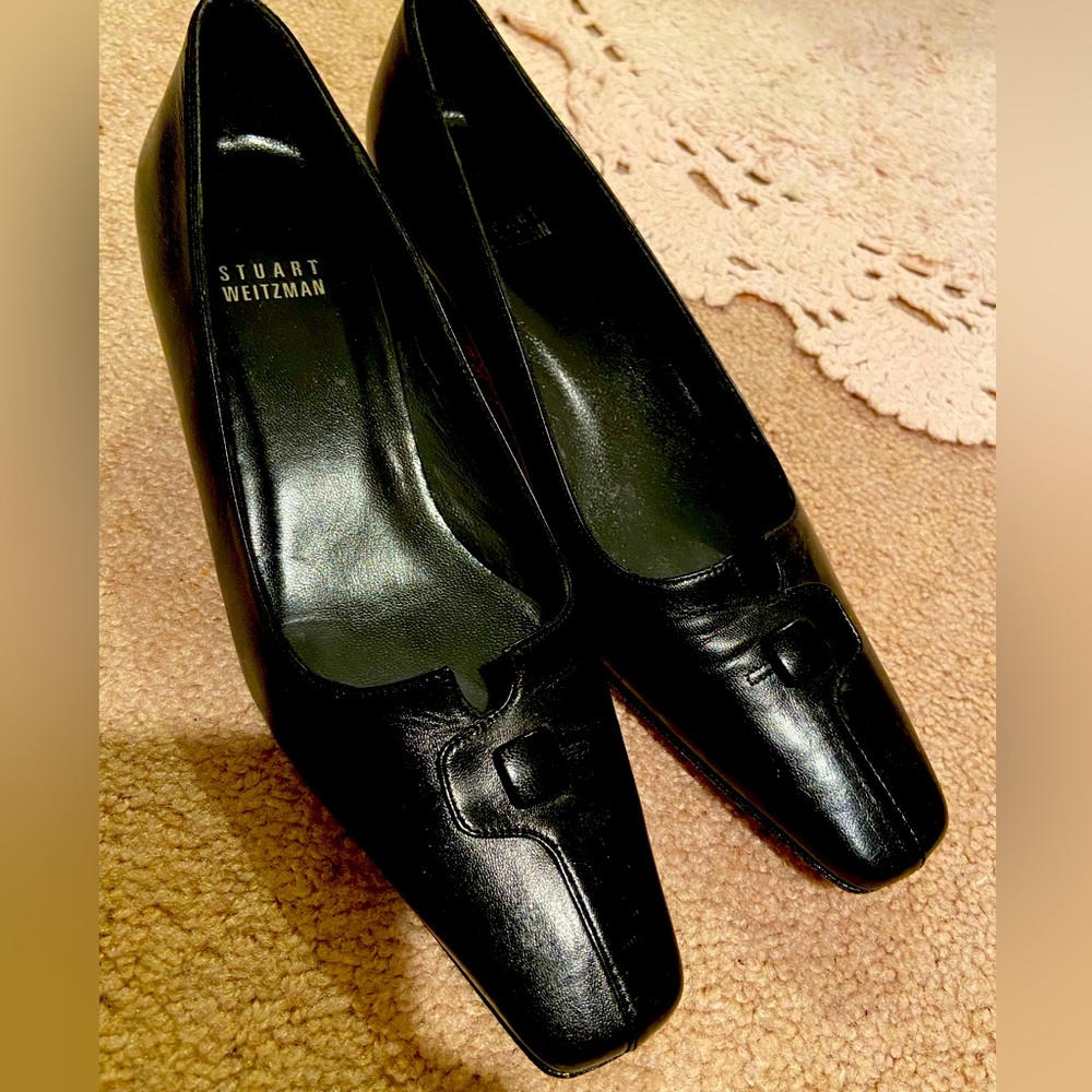 Semi square toe kitten heel dress shoe.